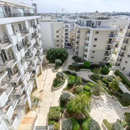 Comfortable 2br Apt With Large Sofa & Living By 360 Estates Apartment
