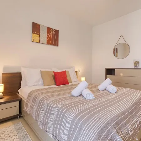 Apartment Comfortable 2br Apt With Large Sofa & Living By 360 Estates *