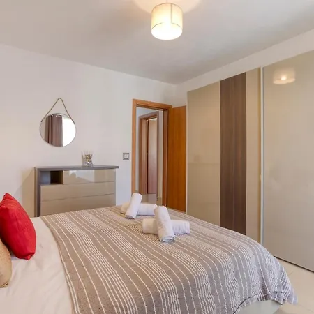 Comfortable 2br Apt With Large Sofa & Living By 360 Estates